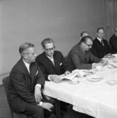 Hantverksföreningens PR-kurs. Nummer två från vänster är Hjalmar Modigh.
Kostymklädda män vid bord dukat för kaffe.
