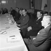 Hantverksföreningens PR-kurs
Kostymklädda män sitter vid ett bord som är dukat med kaffekoppar och askfat.