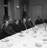 Hantverksföreningens PR-kurs. Kostymklädda män vid kaffebordet.