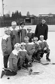 Pojklag i ishockey iklädda VLT-tröjor.
Stående, från vänster: Berth Hjort, Lars Nyqvist, Alf Dahlström och Gunnar Franzén. Tränare Ingwald Franzén.
På knä, från vänster: Hans Eriksson, Torbjörn Eliasson, Christer Söderberg, Lars-Åke Malmqvist och Carl-Magnus Eriksson.
Grabbarna håller i sina klubbor och har hjälmarna på.
Läktaren ses i bakgrunden.