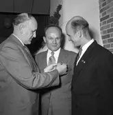 Gösta Öijerholm får förtjänsttecken utdelat av Harald Larsson (