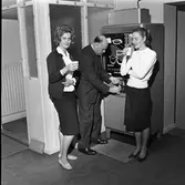 Kaffeautomat vid CVA, Centrala Verkstaden Arboga
Ann-Britt Alvarsson, Gunnar Tallqvist och okänd har kafferast.