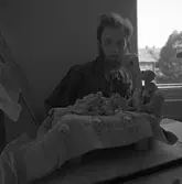 Keramiker Gösta Gräs med en skulptur.