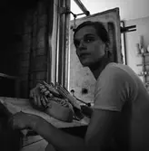 Keramiker Kerstin Hörnlund i ateljén i en ågård på norr. Hon har en skulptur framför sig.
Läs Kerstins text 