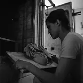 Keramiker Kerstin Hörnlund med en skulptur. Troligen i ateljén i Åhuset.
Läs Kerstins text 