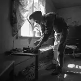 Korgmakare Oskar Larsson i Sjölunda, Tyringe.
Oskar har sin verkstad i ett av rummen i bostadshuset.
Oskar är gift med Maja.
Oskar lärde grannbarnen att spela schack.