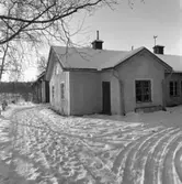 Lerkåken, arbetarbostad vid bruket, AMV, Arboga Mekaniska Verkstad, Meken
Det är vinter och snö.