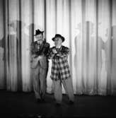 Lokalrevyn 1959
Två herrar, i hatt, på scenen