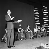 Lokalrevyn 1959
Benkt Engstrand, iklädd smoking, kvinnorna i aftonklänningar, är från vänster: Mona Jansson, Berit Österberg, Ann-Sofie Zetterberg och Vastie Fager.