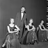 Lokalrevyn 1959
Benkt Engstrand, i smoking. Kvinnorna i aftonklänningar är, från vänster: okänd, Mona Jansson och Berit Österberg.