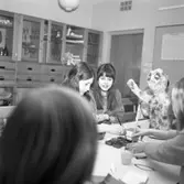 NA NT Teckningskurs på Stureskolan. Annika Karlsson och Eva Nyberg jobbar med vattenfärger. Framför dem, på arbetsbordet, står en figur gjord av papier mache. Längs väggen står skåp med material.