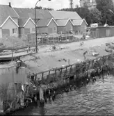 Nybygge i kvarteret Herrgården, nordost om Herrgårdsbron. Adressen är Östra Hamngatan. Parhusen under byggnation. Det står 