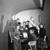 En del av ensemblen repeterar inför revyn 