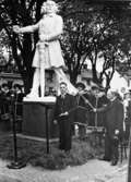 Riksdagsjubileet 1935
500-årsminnet av Sveriges första riksdag.
En man håller tal nedanför statyn av Engelbrekt (som är av gips). Bakom honom står några medeltidsklädda män och publiken.
Repro för jubileumsalbum