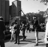 Pressen och polisen vid järnvägsstationen. Allmänheten trängs för att se kungaparet och riksdagsledamoterna som anländer med tåg. Den ljusklädde fotografen är Björn Johansson på Arboga Tidning.
I Arboga firas 550-årsminnet av Sveriges första riksdag.
Riksdagsjubileet 1985.
I bakgrunden ses Lantmännens silo.