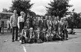 Scoutkåren är samlad för avresa till Ösjönäs i Tiveden. Barnen har sina scoutskjortor och sjalar på sig. I bakgrunden står bussen de ska åka med.
Ledarna längst till vänster: Åke Sernler (scoutledare), Sigbritt Gunnarsson, bakom henne står Karin Eriksson. Bredvid Sigbritt står Elisabeth Ljung och bakom henne skymtar Karin Petri.
Barnen, stående från vänster: okänd, Helene Åkerlund, Lena Westerberg, okänd, Marie Öhman, Mona, bakom Mona står Ann Bergström. okänd, Marie Gunnarsson (kallas Fia), Ann-Christine Keitel (efternamn som gift) och Annica Gunnarsson.
Kvinnan i bakgrunden, till höger, är Ingrid Gunnarsson.
Barnen, sittande, från vänster: Per-Olof Holmkvist, Per Candell, Lennart Ljung, Caj eriksson, Johan Petri, okänd, Majvor Karlsson och okänd.