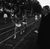 Skolidrott på Sturevallen, stafett för flickor.
Två namnförslag på flickan närmast i bild; Ann-Christine Lööf eller Eva 