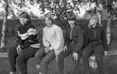 Skolmästerskap på Sturevallen, fyra flickor sitter på staketet. De är, från vänster: Karin Zackrisson, Britt Rosén, Britt-Marie Jehander och Susanne Gunnarsson
