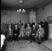 Skolträff för gamla Arbogabor.
Stående, från vänster: Roy Wistrand, okänd, okänd, okänd, Nils Andersson (kallas Pressar-Nisse), okänd, okänd, Karl Adolf Berg, okänd och Eitel Noll
Sittande, från vänster: möjligen Nykvist, Paul Eklund (kyrkvaktmästare, kallas 