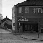 Biografen Sture-Bio i Lundborgska fastigheten, i hörnet Stora torget - Västerlånggatan. En ung man sitter på trappan.