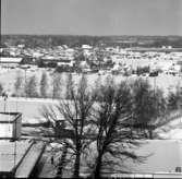 Sturevallen och Ladubacksgärdena sedda från Heliga Trefaldighetskyrkans torn. Norra skogen i bakgrunden. Bebyggelse vid Engelbrektsleden och senare byggda Fellingsbrovägen
Det är vinter och snö. Vy mot norr.