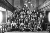 Söndagsskola i Missionskyrkan. Många barn och ett antal vuxna är uppställda för fotografering i koret. Kyrkan har läktare på båda sidor.
Namnet Ulla Sörén nämns på bildens baksida, se AKF-12062
Gruppfotografi
Baksidan av fotografiet, se AKF 12062