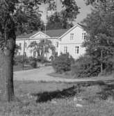 Sörgården. Flaggan är hissad. Det är sommar.
Byggnaden har varit ålderdomshem och daghem.