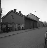 Nygatan.
Cykelparkering längst till vänster. På butikernas skyltar kan läsas följande: Hemslöjd/Leksaker, Marks, Möbler och Bröd.
Läs om Televerket och branden 1956 i Arboga Minnes årsbok 1993.