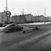 Trafikdelaren, vid järnvägsstationen, är sönderkörd av en lastbil. 
I bilden ses en Volvo PV, en skylt till bensinmacken ESSO samt flerfamiljshus i Vasastan.
