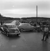 Två bilar har krockat på vägen mot Örebro. På vägskyltarna, till vänster, står det 