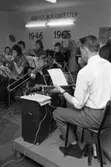 Junior Big Band repeterar. Med ryggen mot kameran sitter Stig Jäderlund med sin gitarr. Trumpetaren längst till höger är Anders Gelinder.
