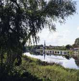 Vy över gästhamnen, husen vid Östra Hamngatan och Herrgårdsbron. I bakgrunden ses Heliga Trefaldighetskyrkan.
Bilden är tagen från södra sidan av Arbogaån.