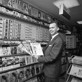 Yngvar Gunnarsson i tobaksaffären på Nygatan. Stort sortiment av tidskrifter.