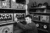 Yrkesskolan, Tele 2 och 3
Per-Olov Kjellberg studerar teknisk apparatur
