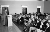 Avslutning för eleverna på yrkesskolan. Rektor Åke Bergström håller tal.
(För namn på eleverna till vänster om mittgången, se bild 13490)
