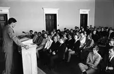 Yrkesskolans avslutning, i Nikolaiskolan.
Rektor Åke Bergström talar till eleverna.
Första raden, från vänster: okänd, Hans Larsson, Göran Folkesson, Christer Enander, Bo Persson, Rolf Rickard, Kurt Wikström och på högra sidan av mittgången sitter en okänd person.
Andra raden, från vänster: Peter Collstam, okänd, Håkan Ryman, Bo Eriksson, Hans Fredriksson, Kjell Andersson och Gunnar Arvidsson.
Tredje raden, från vänster: Helmut, Tommy Sjöström, okänd, Conny Granath, Bo Larsson, Roger Eriksson och Torbjörn Andersson (kallas Totto).
Fjärde raden, från vänster: okänd, okänd, okänd, Sören Olsson, okänd, okänd och Bernt Gösta Larsson.
Femte raden, från vänster: okänd, Hans Rossheim, Tommy Andersson och Bror Hellberg