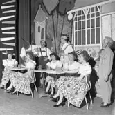 Årets lokalrevy. Här är skådespelarna klädda i tyrolerkläder. Mannen till höger är Larz-Thure Ljungdahl. Kvinnan i mitten är Berit Österberg.