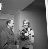 Lars Erjö, från Lions Club, knackar på hos Ann-Britt Gustafsson och meddelar att hon blivit vald till Årets Lucia! Han överlämnar en blombukett.