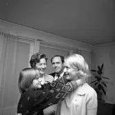 Årets Lucia 1965 blev Ann-Britt Gustafsson. Här gratuleras hon av lillasyster Barbro. Stolta föräldrar är Kersting och Ingvar Gustafsson.