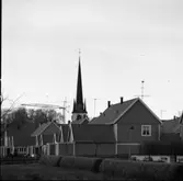Parhusen på Östra Hamngatan. Bergmansparken i förgrunden. En lyftkran och tornet på Heliga Trefaldighetskyrkan i bakgrunden.