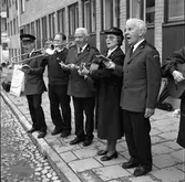 Frälsningsarmén sjunger på Höstmarknaden.
Från vänster: Rune Gustavsson, Lennart Fransson (trombon), Folke Karlsson, Rut Karlsson och Paul Karlsson.