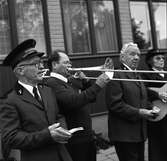 Frälsningsarmén spelar och sjunger på Höstmarknaden på Järntorget. Rune Gustavsson (sång), Lennart Fransson (trombon), Folke Karlsson (sång) och Rut Karlsson (gitarr).