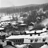 Närmast, i bild, ligger kvarteret Kungsgården och där bortom kvarteret Stadsgården. Fastigheter vid Storgatan. Byggnader vid Vinbäcken anas längst bort i bilden.
Vy över Arboga centrum och västerut.
Utsikt.