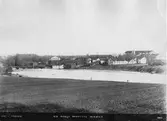 Arboga Mekaniska Verkstad 1895. Området sett från södra sidan av Arbogaån.
I bildens nederkant står skrivet 