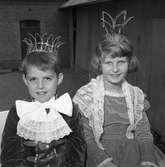 Barnens Dags 30-årsjubileum. Prins Erik-Gunnar Larsson och prinsessa Margareta Lönnberg. Barnen har var sin krona på huvudet.
Bilden användes i en utställning 1985 och finns dessutom med i Reinhold Carlssons bok 