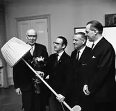 Murarmästare Gustaf Johansson avtackas av Hantverksföreningen. Har får en golvlampa i gåva.
Från vänster: Gustaf Johansson (kallad Murar-Gustaf), Åke Malmkvist (frisör), Erhard Pettersson och Frid (metallgjutare)
