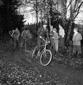 Cykelcross är den nya flugan för sportintresserade ungdomar. Här är det tävling i Fellingsbro mellan Kronorna från Arboga och hemmalaget Rövarna. Banan är 450 meter lång.