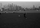 Fotbollsmatch på Sturevallen. Tekniska skolans lärare mot eleverna.