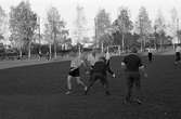 Fotbollsmatch på Sturevallen. Lärare och elever på Tekniska skolan möts. Domare är stadsfullmäktiges ordförande, Jonas Carlsson (mitt i bild).