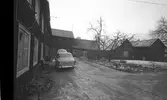 Kvarteret Tullnären. 
Mellan Storgatan - Trädgårdsgatan och Herrgårdsgatan - Paradisgränd.
Det är vinter och lite snö i trädgården. Is på grusvägen. En Volvo Amazon är parkerad intill husväggen.
